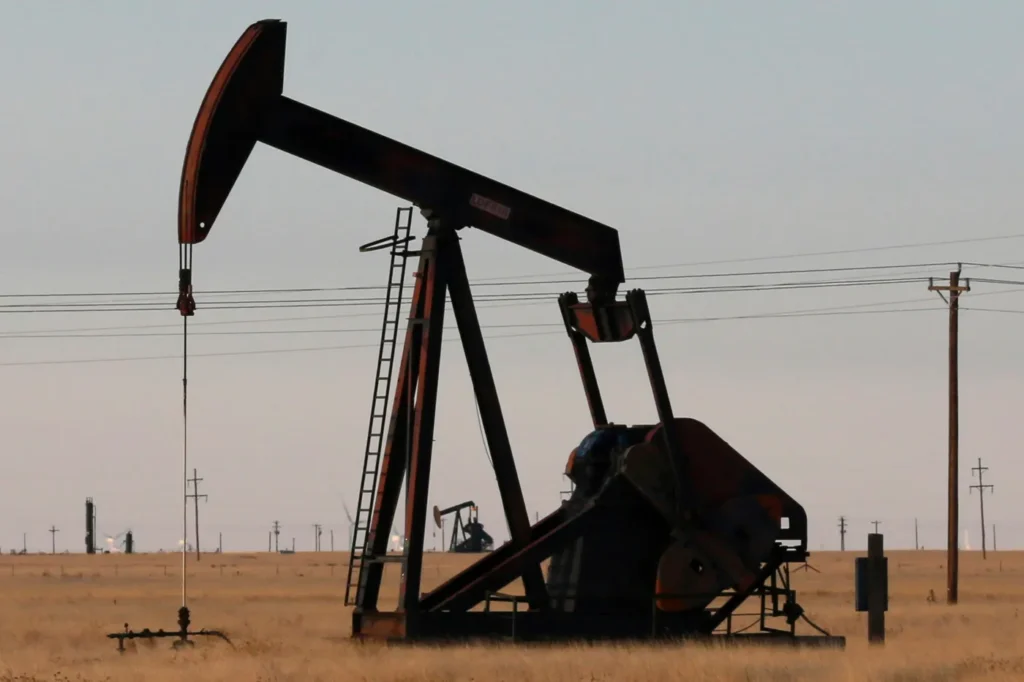 Pétrole au plus bas depuis quatre ans : une baisse timide des prix à la pompe