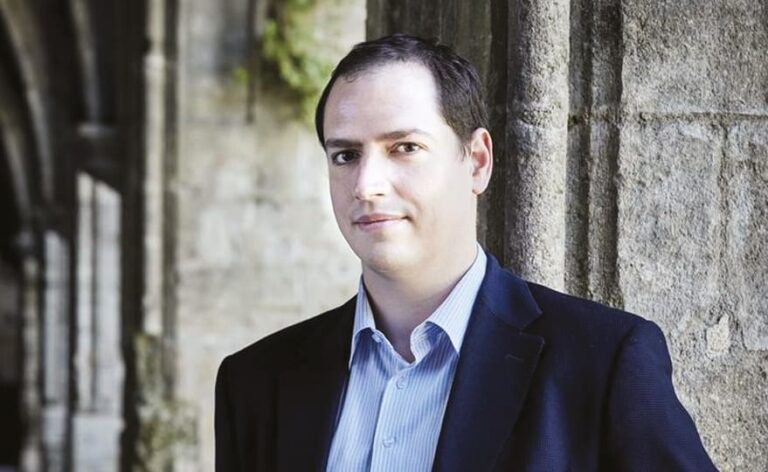 Le bras droit du Festival d’Avignon plie sous les accusations