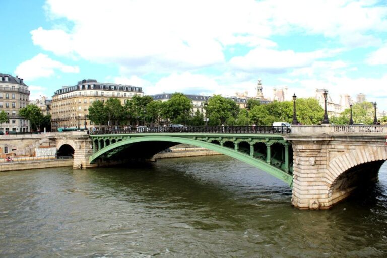 Honte sous le pont : une croix gammée tague Notre-Dame