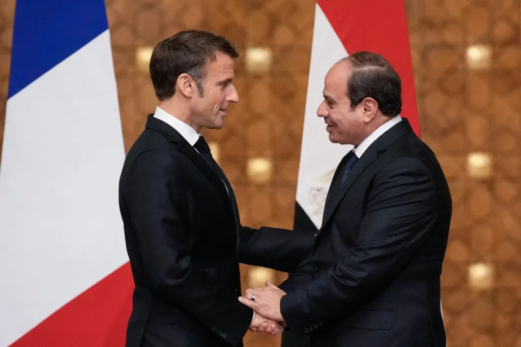 Macron en Égypte : entre cessez-le-feu à Gaza, coopération stratégique et aide humanitaire