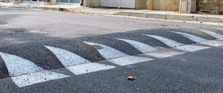 Des ralentisseurs hors-la-loi par centaines de milliers : le Conseil d’État admet