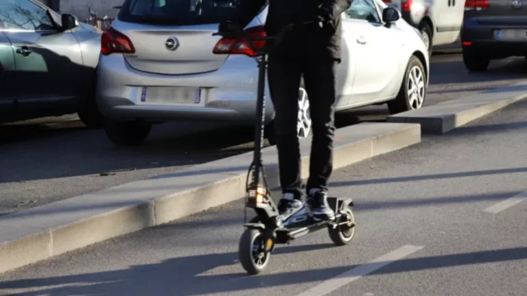 Paris : une course-poursuite à trottinette se termine en drame
