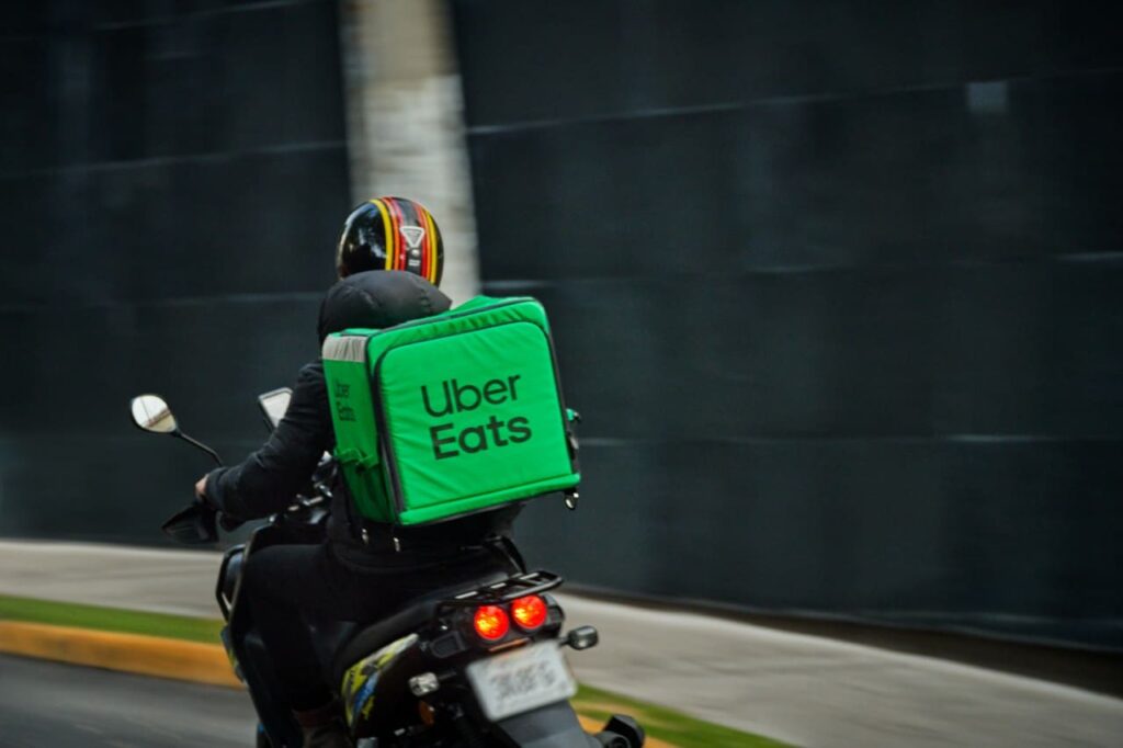 Livreurs Uber Eats et Deliveroo : des revenus en chute libre malgré les promesses