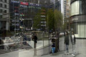 Vidéo - Les marchés asiatiques reculent avant l’entrée en vigueur des nouveaux tarifs