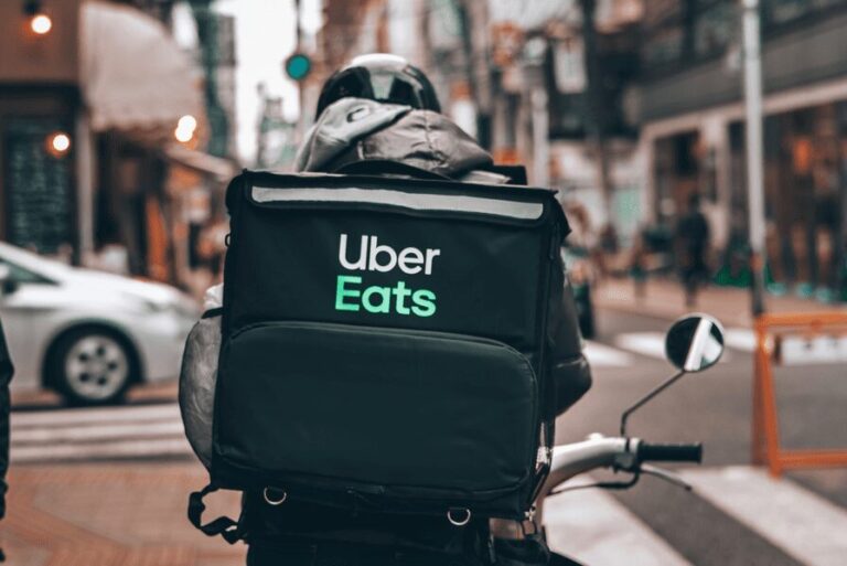 Uber Eats lâche du bout des doigts 15 centimes de plus pour ses livreurs 