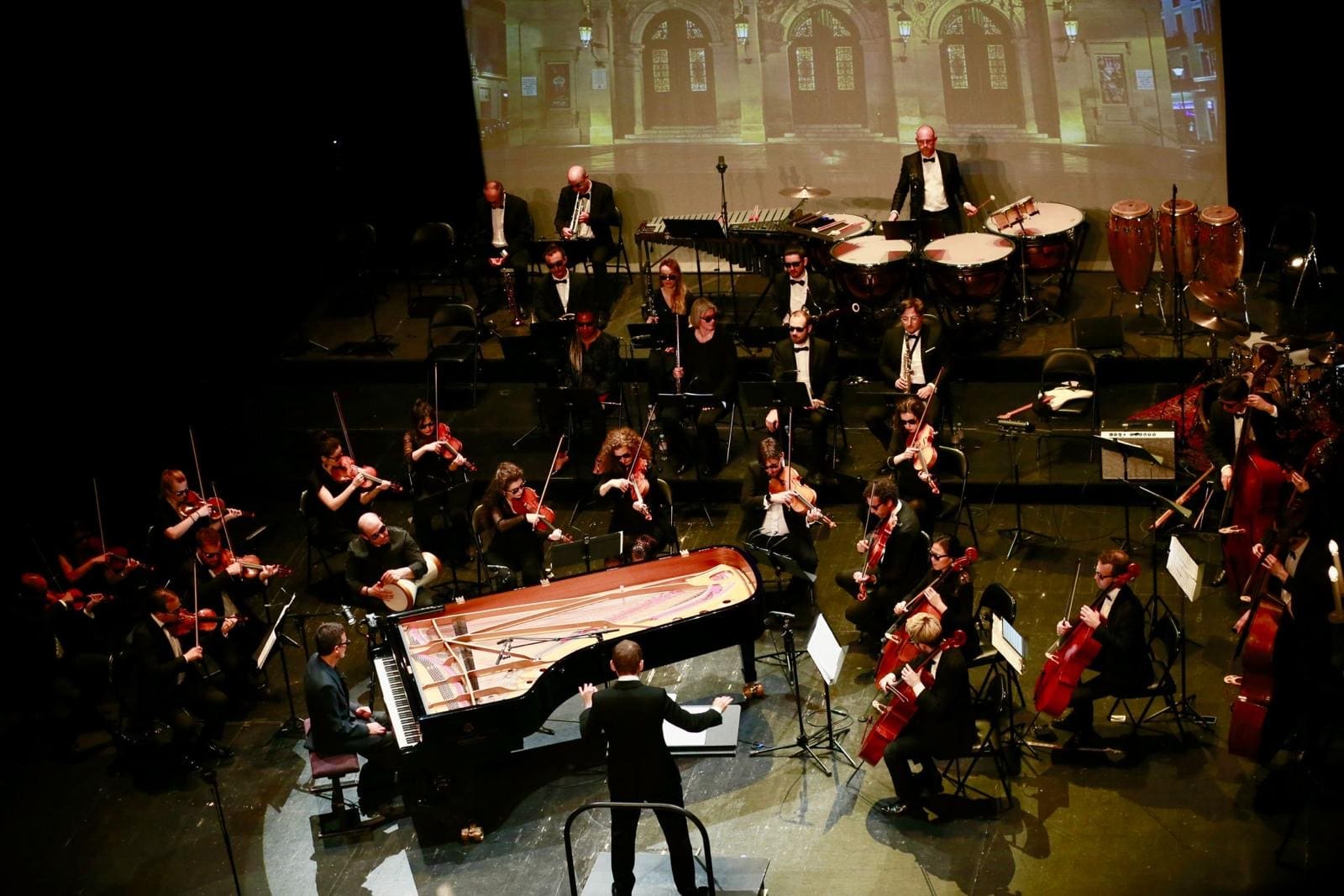 La Musique Comme Manifeste Omar Harfouch Au Piano Lors De Son Concerto Pour La Paix À Béziers, Le 8 Mai 2025, Accompagné De L'orchestre Béziers Méditerranée