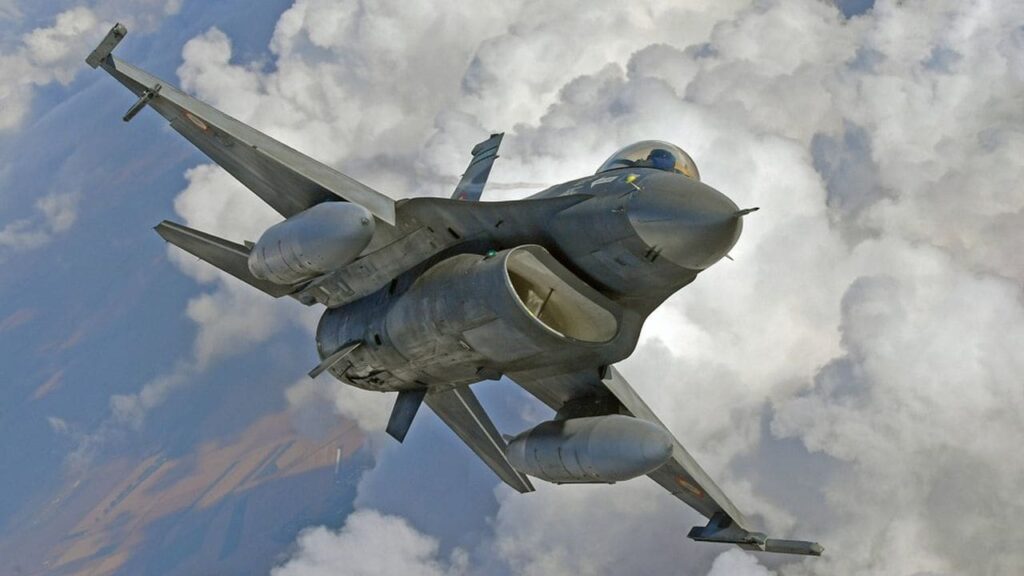 Un pilote ukrainien s’éjecte d’un F-16 après un incident technique, l’armée écarte une attaque russe