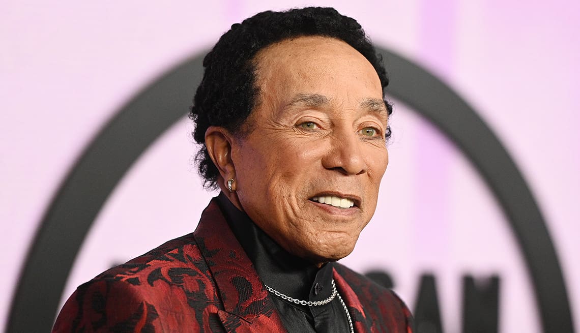 Smokey Robinson visé par une enquête pour viols : quatre anciennes employées témoignent