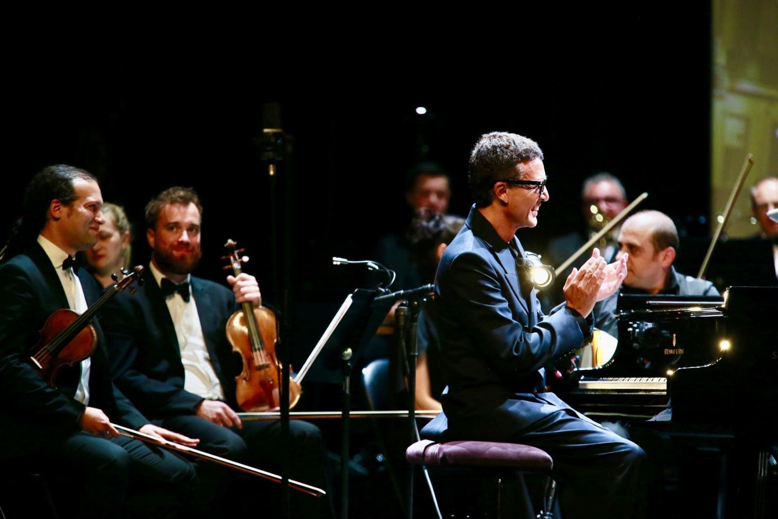 La Musique Comme Manifeste Omar Harfouch Applaudissant Ses Musiciens