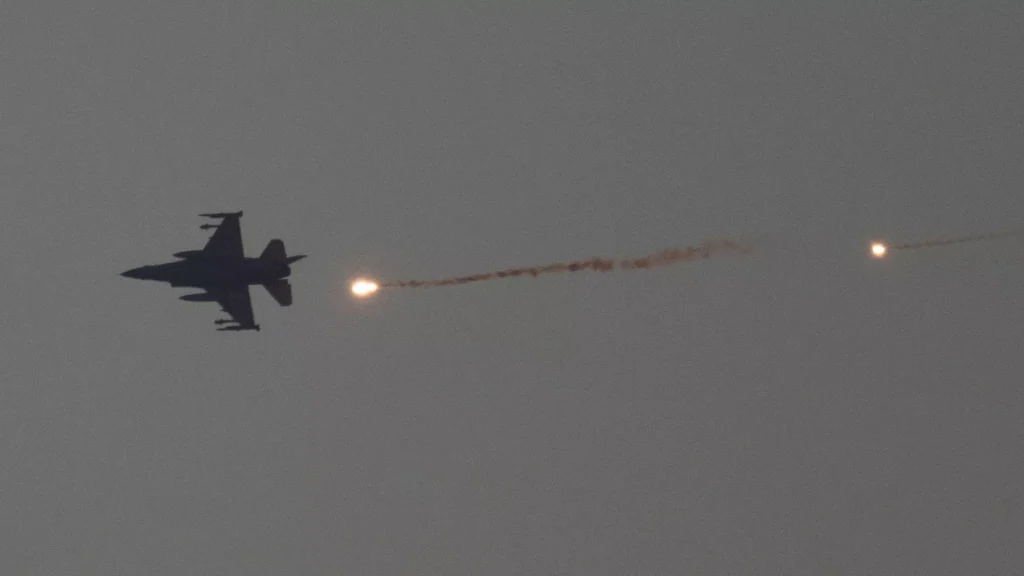 Israël avertit les civils près de l'aéroport de Sanaa après une escalade avec les Houthis