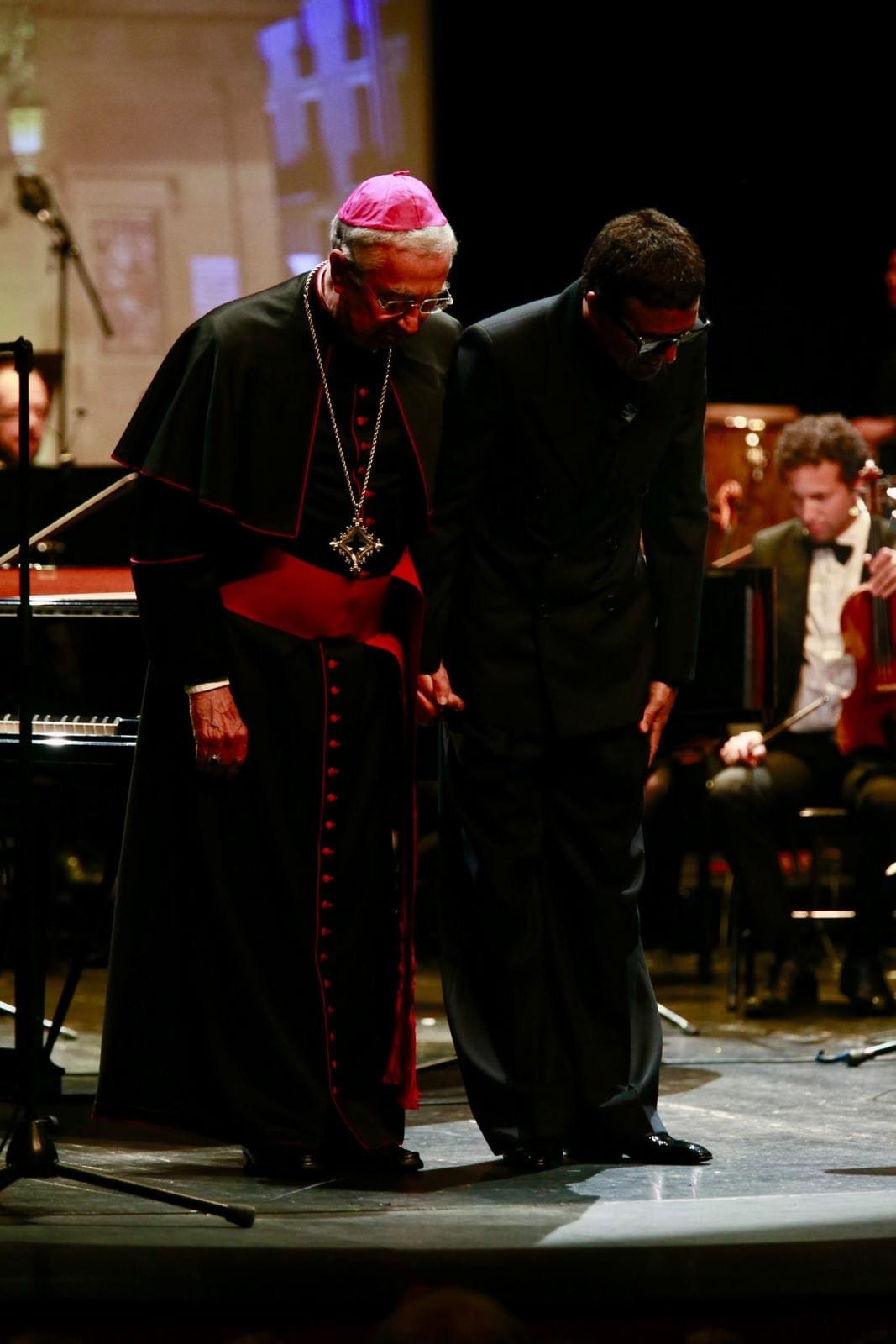 La Musique Comme Manifeste L'une Des Images Fortes De Ce Concerto Pour La Paix : Omar Harfouch Et Monseigneur Jean-Louis Bruguès, Main Dans La Main, Se Recueillant Pour Célébrer L'élection Du Nouveau Pape, Léon Xiv, Qui Succède Au Pape François
