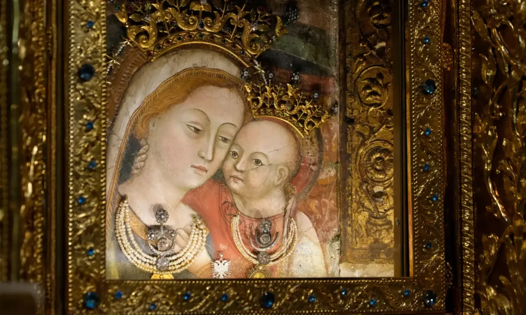 Pourquoi les papes et les catholiques prient la Vierge Marie : un regard sur la foi et la tradition