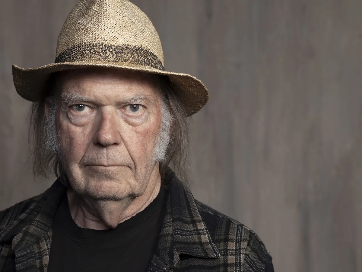 Neil Young frappe fort avec “Let’s Roll Again”, un brûlot politique contre Musk et Trump