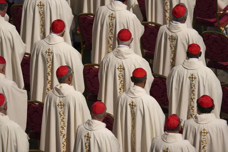 Un cardinal influent appelle à élire un pape tourné vers l’unité et non les intérêts personnels