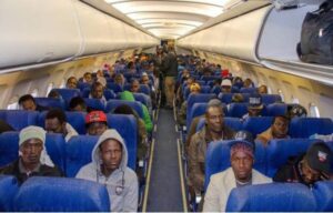 Des migrants menacés d’expulsion vers la Libye retenus des heures sur le tarmac au Texas
