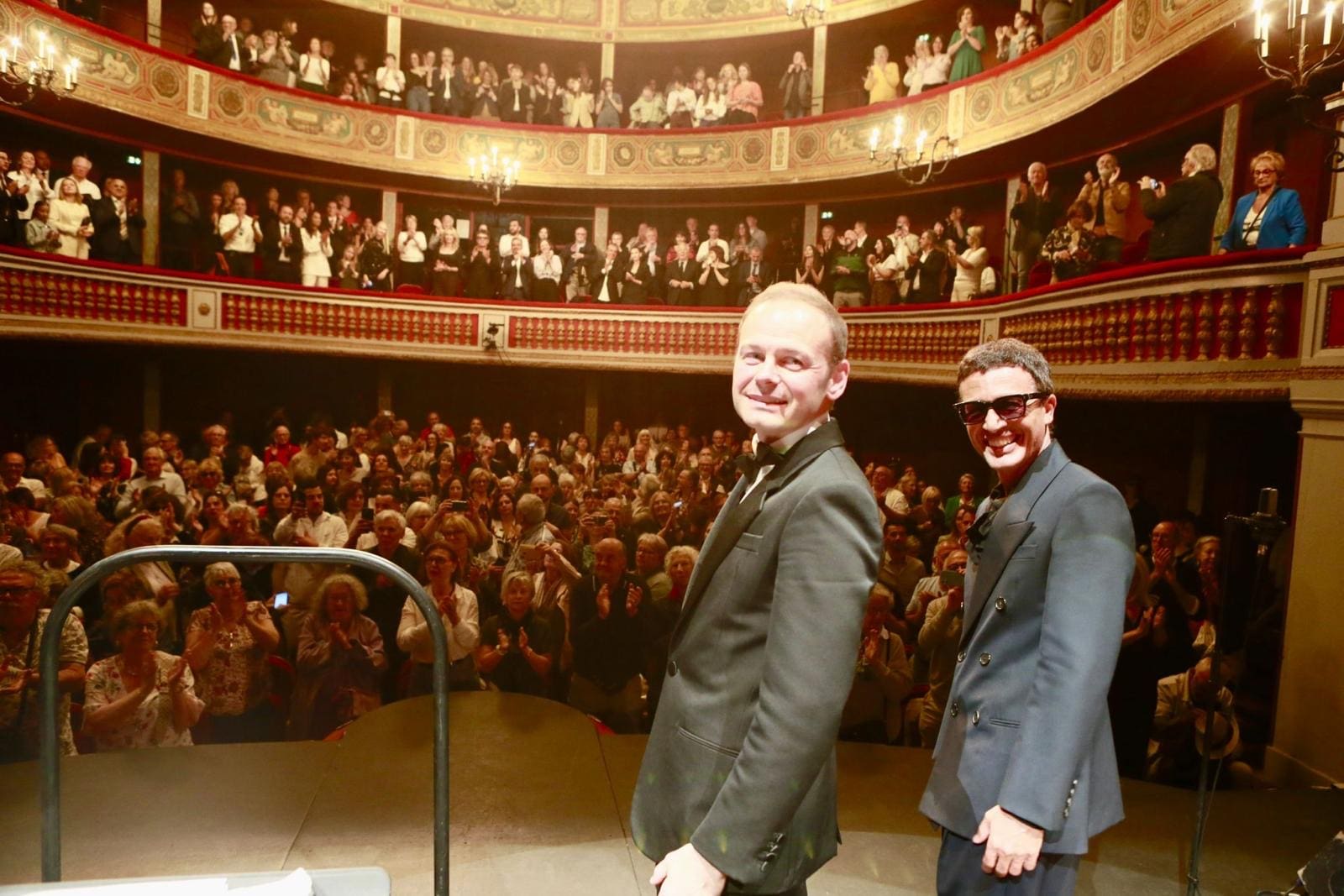 La Musique Comme Manifeste Omar Harfouch Et Le Chef D'orchestre Mathieu Bonnin, Applaudis Par Les Spectateurs Du Théâtre Municipal De Béziers