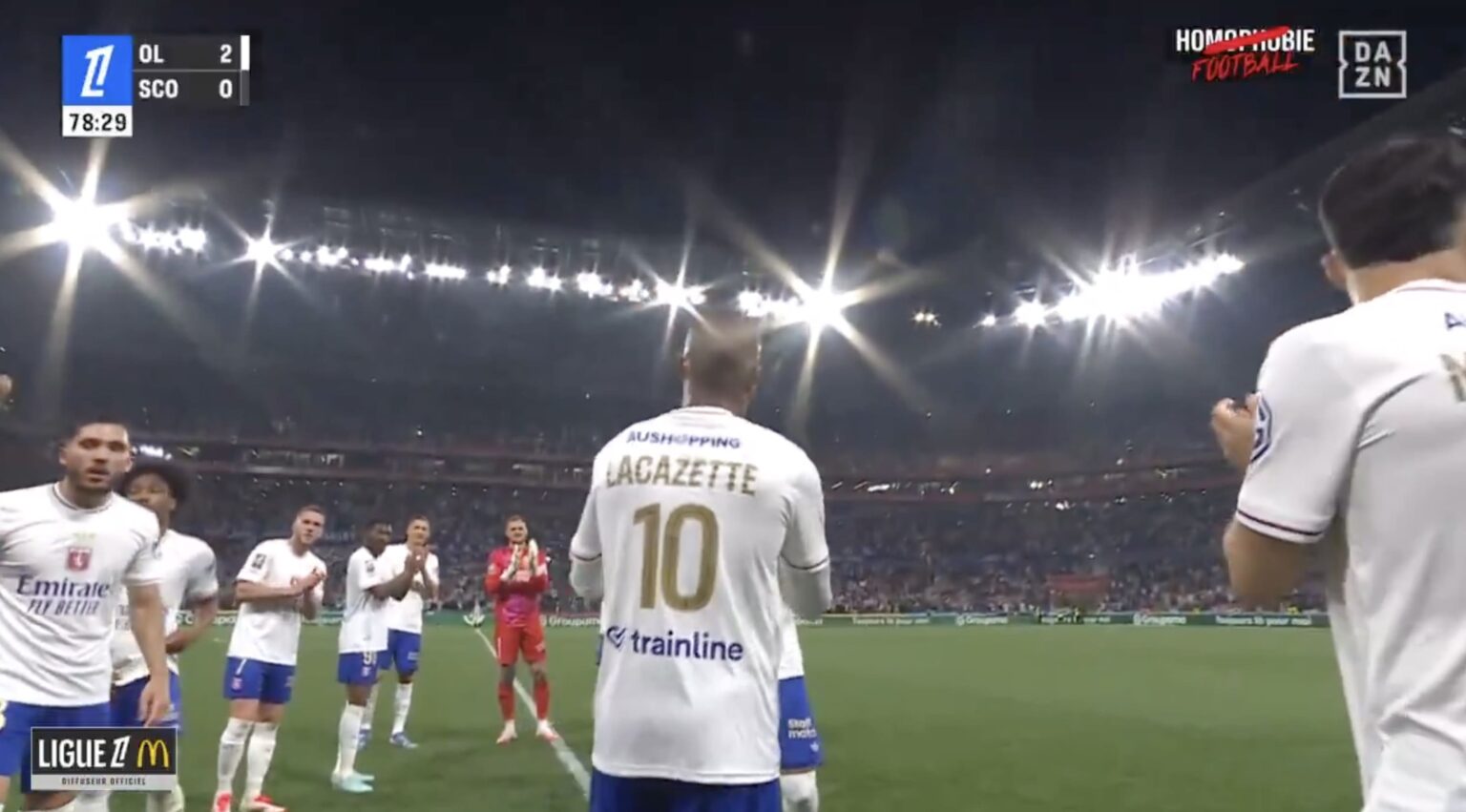 Haie d'honneur pour Alexandre Lacazette