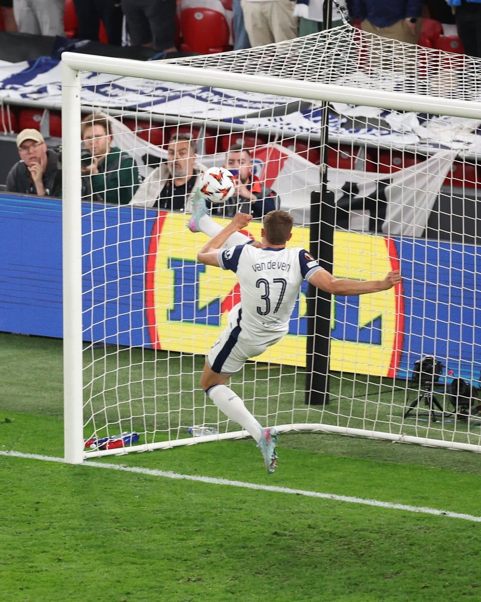 — Une Défense Solide Face Aux Assauts De United — Une Défense Solide Face Aux Assauts De United