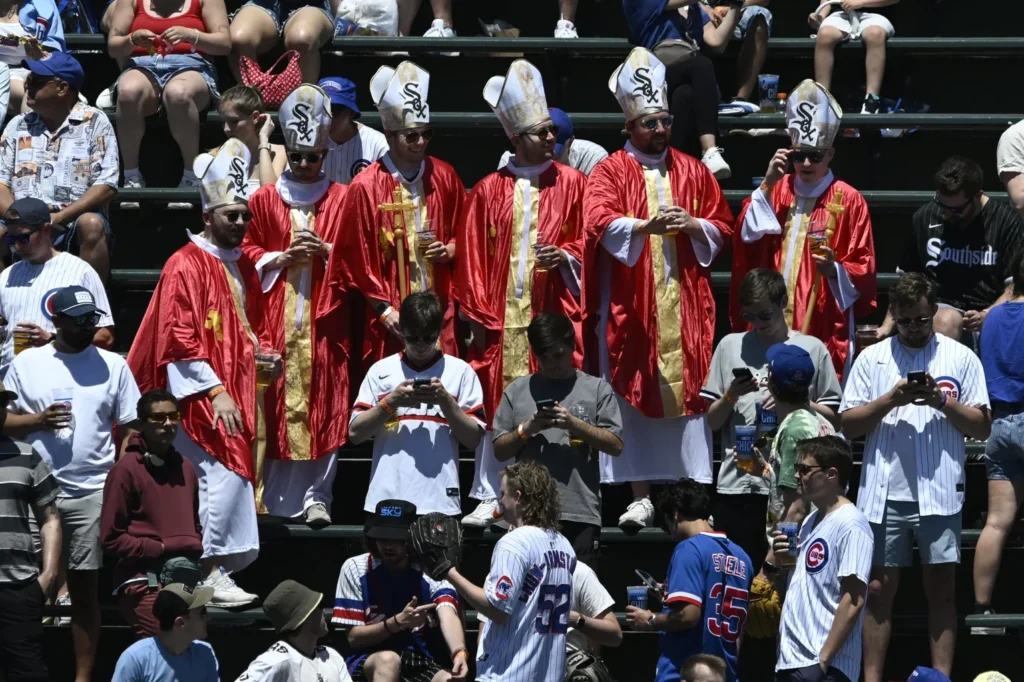 Les White Sox rendent hommage au pape Léon XIV avec une installation graphique à Chicago