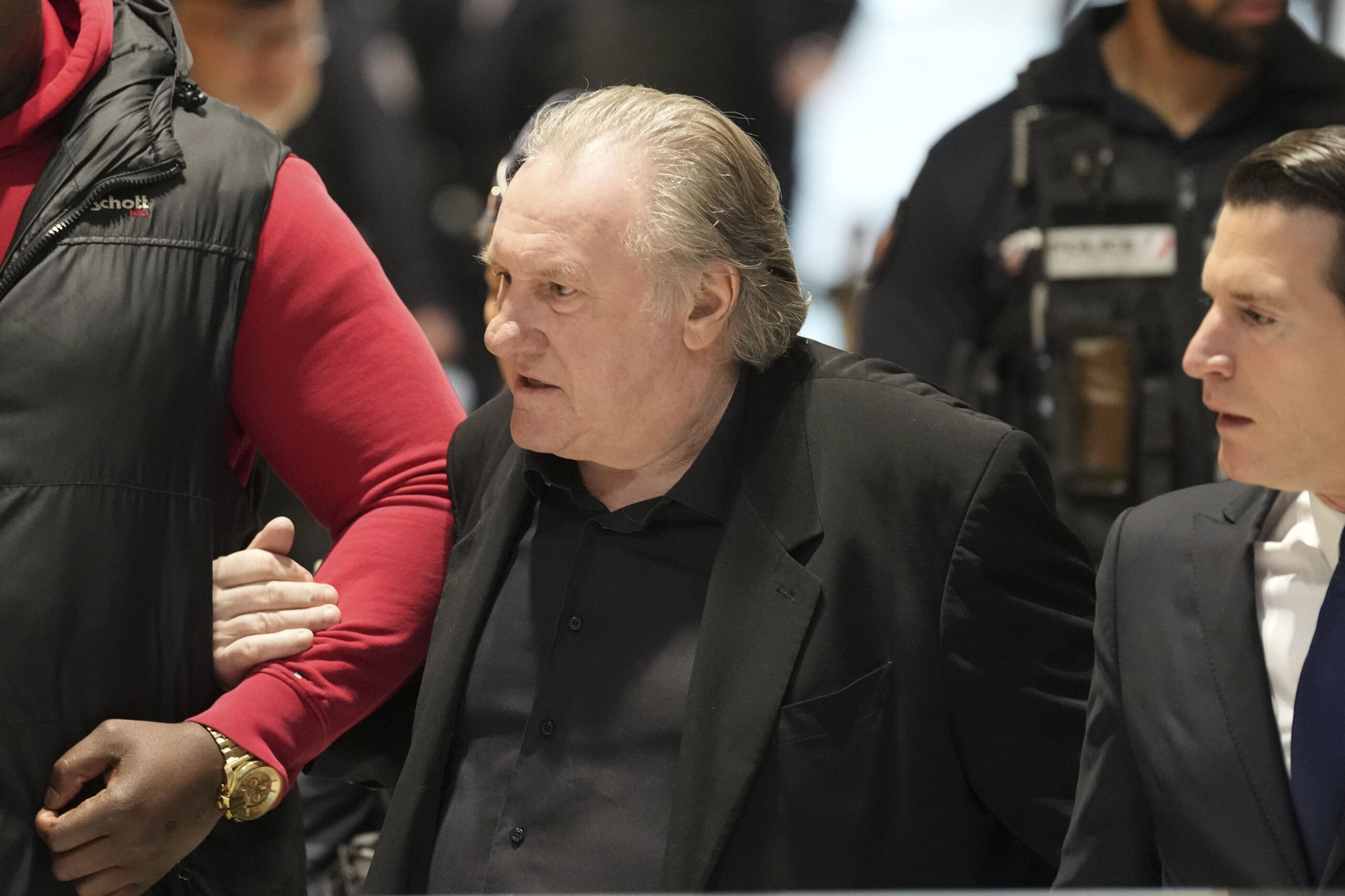 Gérard Depardieu condamné à 18 mois de prison avec sursis pour agressions sexuelles. "J'ai pris une bonne leçon", a déclaré l'acteur