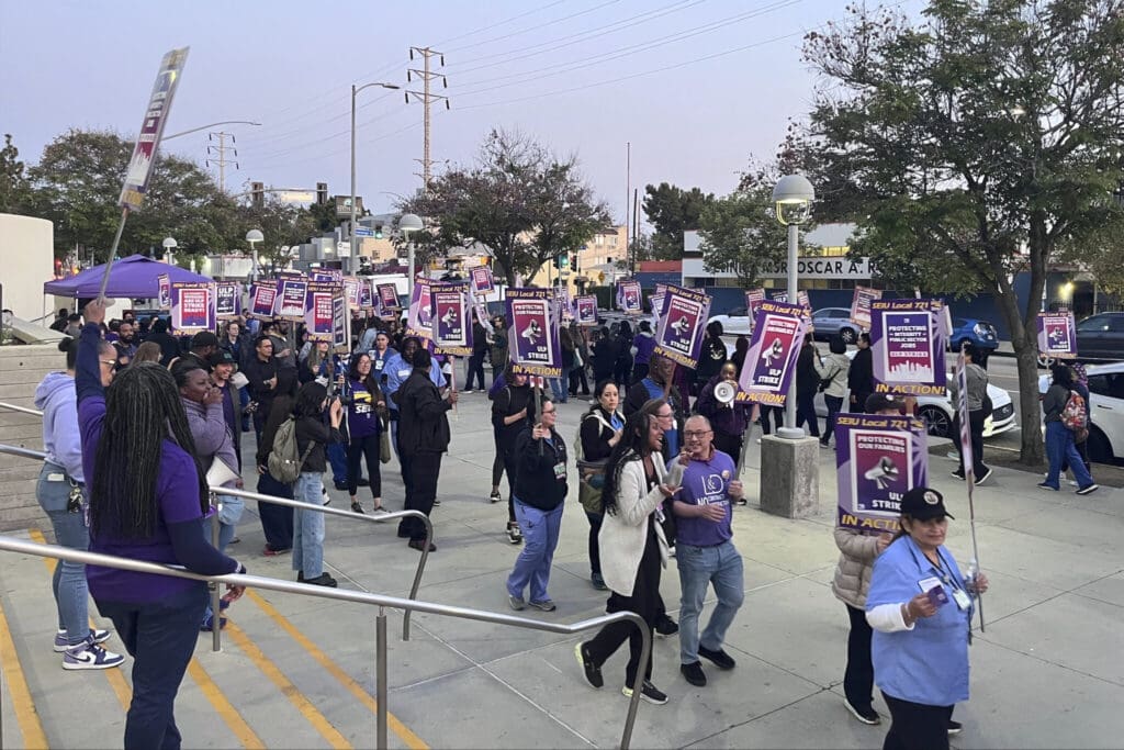 Plus de 50 000 employés du comté de Los Angeles en grève pour exiger de meilleures rémunérations