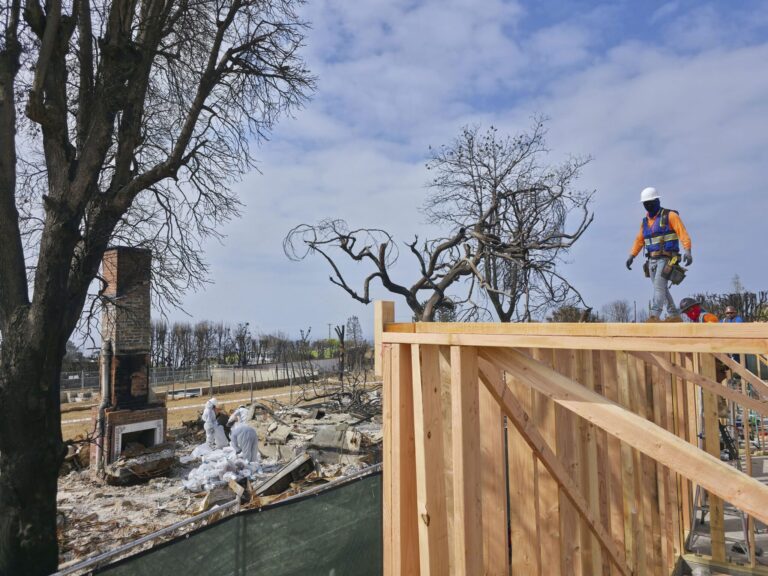 Quatre mois après les incendies dévastateurs à Los Angeles, les premières reconstructions commencent