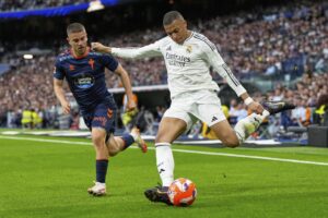 Mbappé signe un doublé et relance le suspense avant le "clasico" contre Barcelone