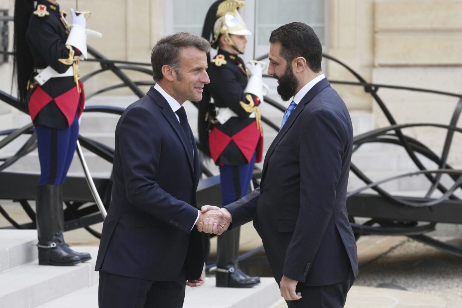 Visite du président syrien Ahmed al-Charaa à l’Élysée : une poignée de main qui fait polémique