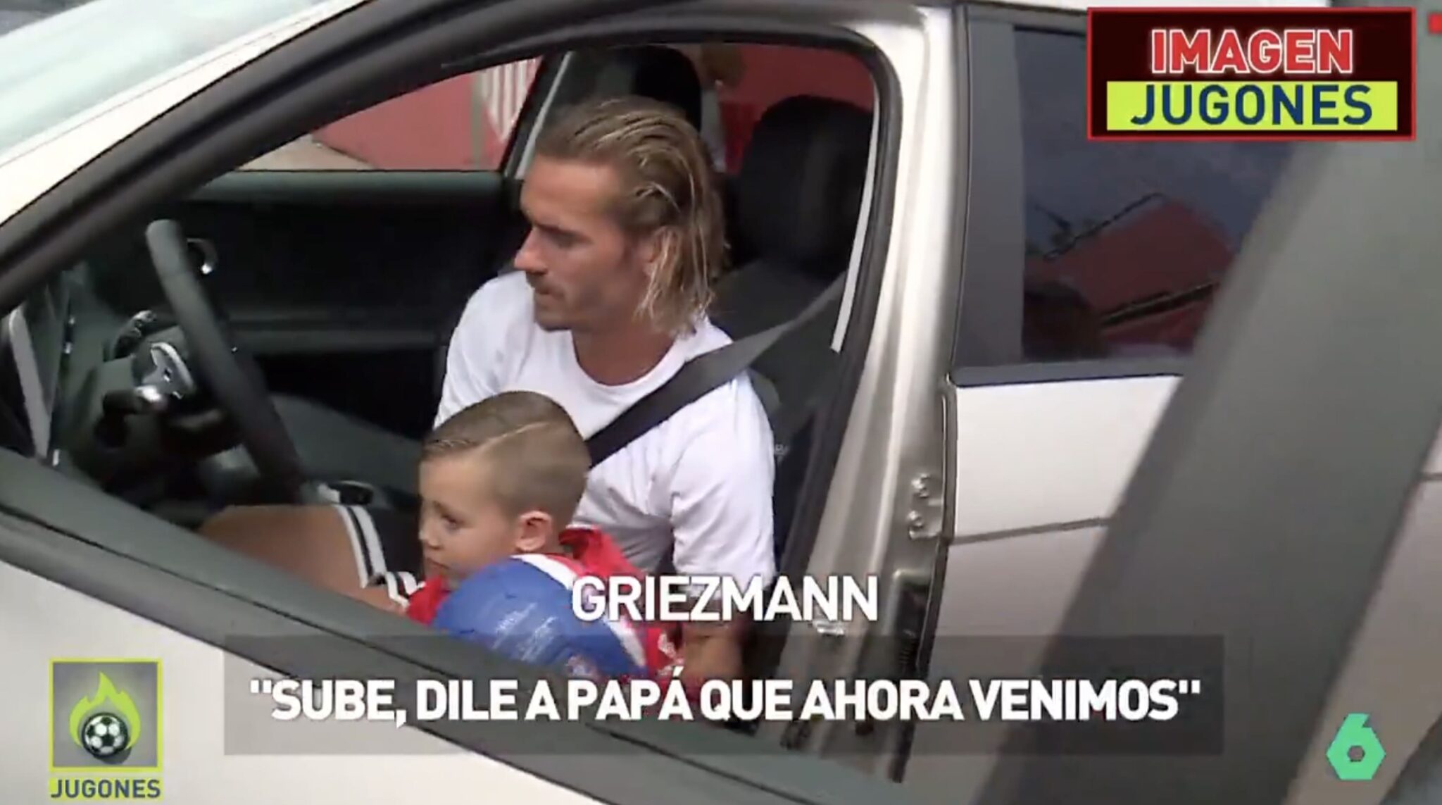 Griezmann offre des cadeaux à un jeune fan