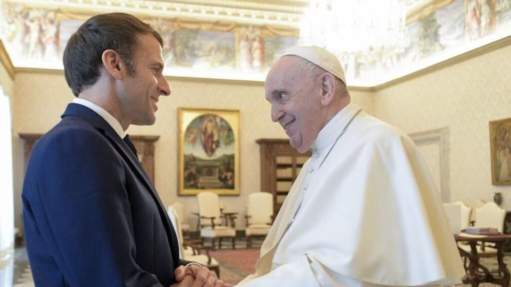 Macron accusé de manœuvrer pour faire élire un pape français : la presse italienne s’enflamme