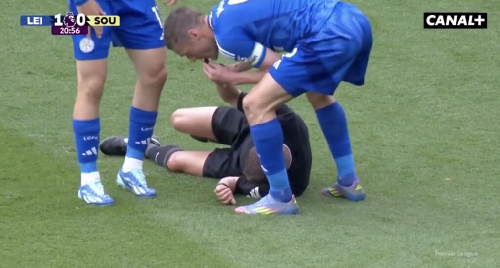 Jamie Vardy prend le sifflet de l'arbitre