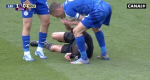 Premier League - Jamie Vardy subtilise le sifflet de l'arbitre !