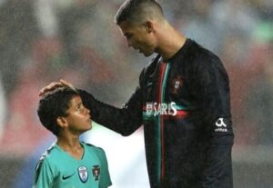 Cristiano Ronaldo ému et heureux, son fils rejoint l'équipe nationale du Portugal