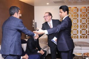 "J'ai laissé le chapeau de cowboy" : John Textor (OL) invité à PSG-Arsenal par Nasser Al-Khelaïfi !