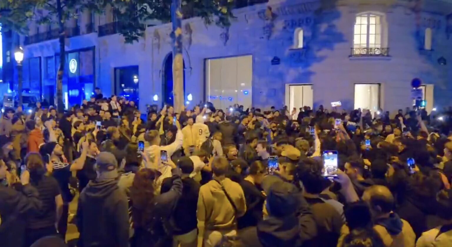 Les supporters du PSG en fête sur les Champs Elysées