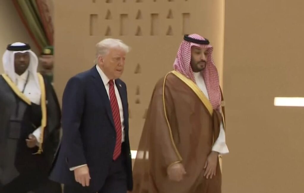 VIDEO - Trump s'affiche en Arabie saoudite aux côtés des leaders du Golfe