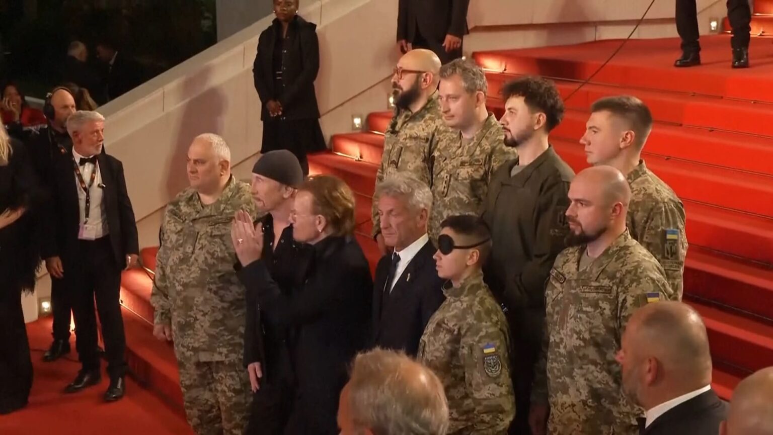Cannes 2025 : des soldats ukrainiens sur le tapis rouge aux côtés de Bono et Sean Penn