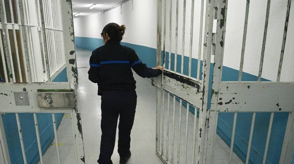 Agressé au rasoir en cellule, un détenu fait condamner l’État pour négligence