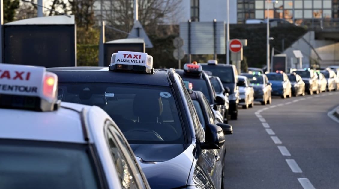 Face à la colère des taxis, Bayrou convoque une réunion d’urgence samedi