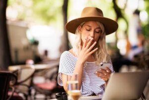 SANTÉ PUBLIQUE - Une majorité de Français favorable à l'interdiction des cigarettes en terrasse