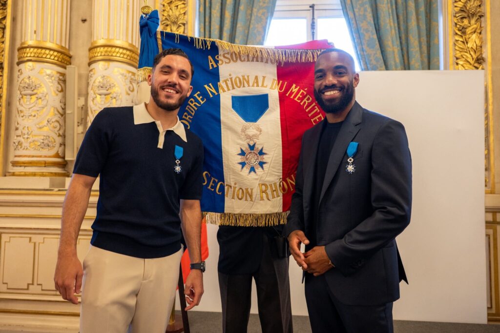 Cherki et Lacazette faits chevalier de l'ordre du mérite