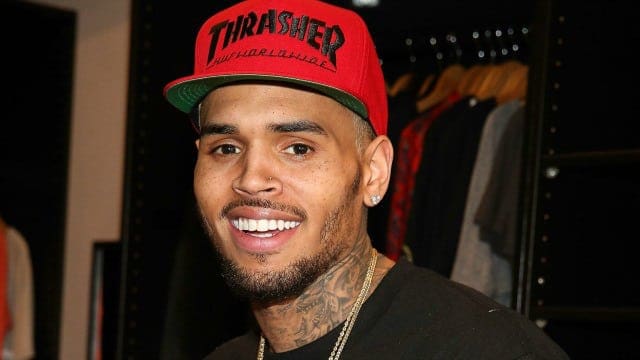 Chris Brown incarcéré au Royaume-Uni jusqu’à mi-juin pour une agression présumée