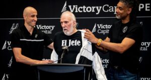 Affaibli mais plein d'humour, Gregg 'El Jefe' Popovich annonce sa retraite, entouré de Duncan et Ginobili