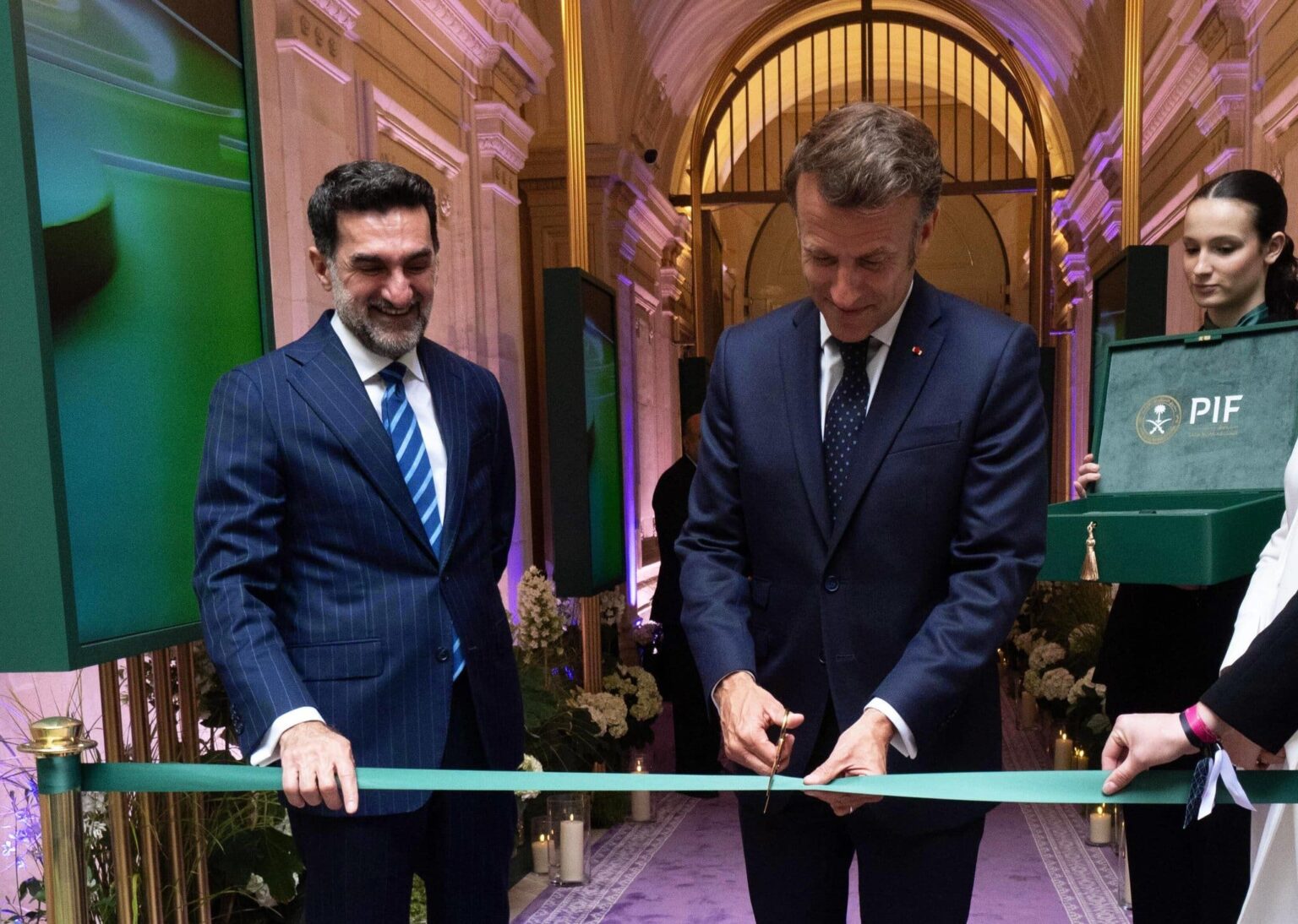 Emmanuel Macron et Yasir Alrumayan inaugurent les bureaux parisiens du PIF