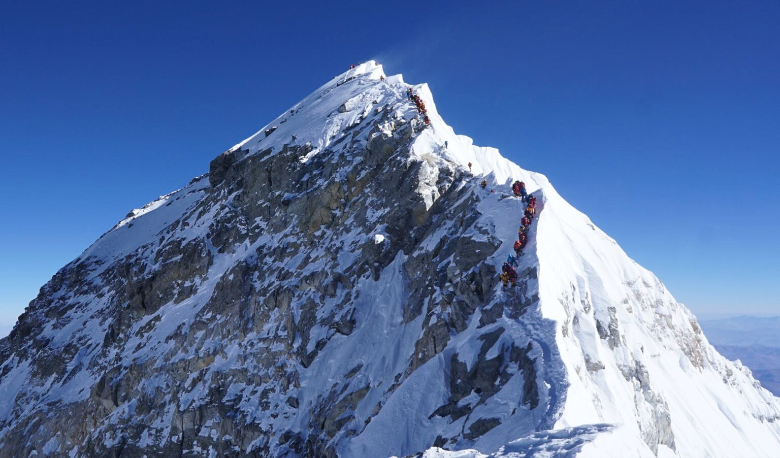 Un alpiniste britannique gravit l’Everest pour la 19e fois, établissant un nouveau record parmi les non-Sherpas