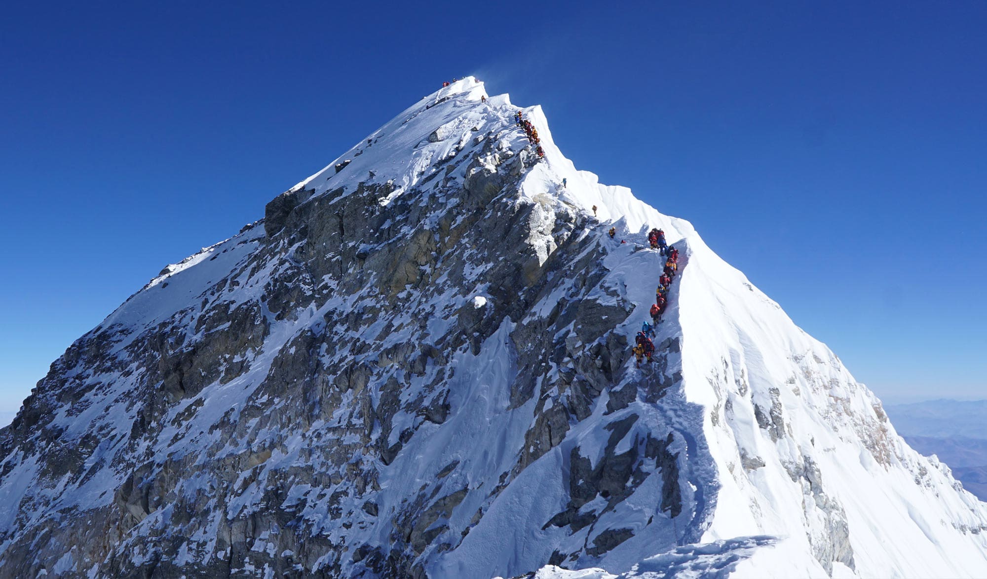 Deux alpinistes meurent sur l’Everest, premiers décès de la saison 2025
