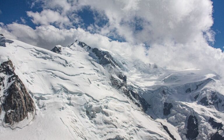 Avalanche dans le massif du Mont-Blanc : deux alpinistes ensevelis mais secourus 