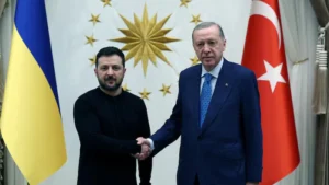 Turquie et Russie discutent de la paix en Ukraine alors que Zelensky propose une rencontre avec Poutine à Istanbul