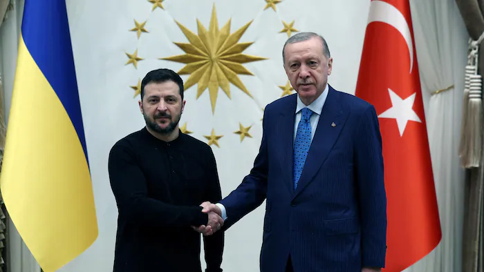 Turquie et Russie discutent de la paix en Ukraine alors que Zelensky propose une rencontre avec Poutine à Istanbul