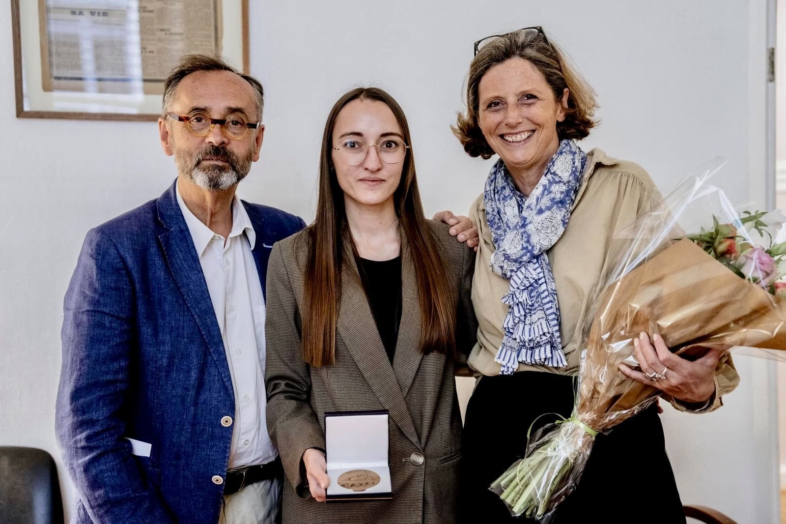 Béziers: Robert Ménard remet la médaille de la Ville à Iryna, "héroïne du quotidien". Réfugiée ukrainienne, elle a sauvé sa voisine d'une mort certaine